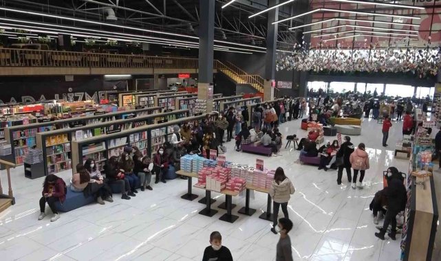 BKMKİTAP&#039;da imza günü yoğunluğu