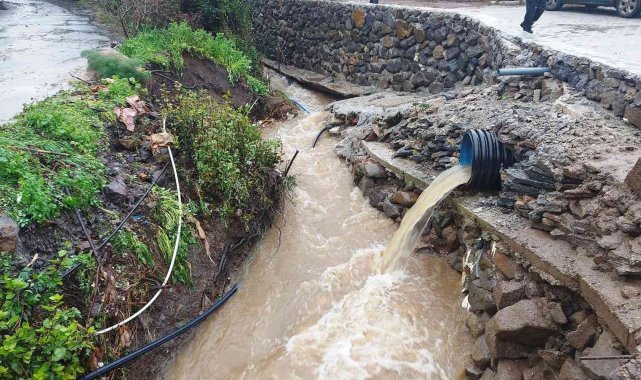 Bodrum'da ev ve iş yerlerini su bastı, deniz çamura dönüştü