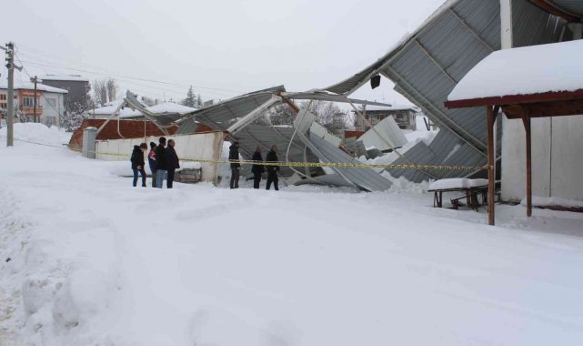 Boğazkale&#039;de pazar yerinin çatısı kardan çöktü