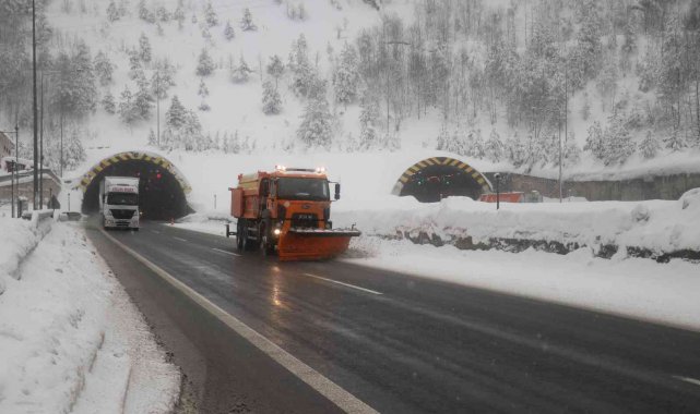 Bolu Dağı'nda hafif kar yağışı devam ediyor