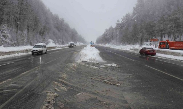 Bolu Dağı'nda kar ve sis etkili oluyor