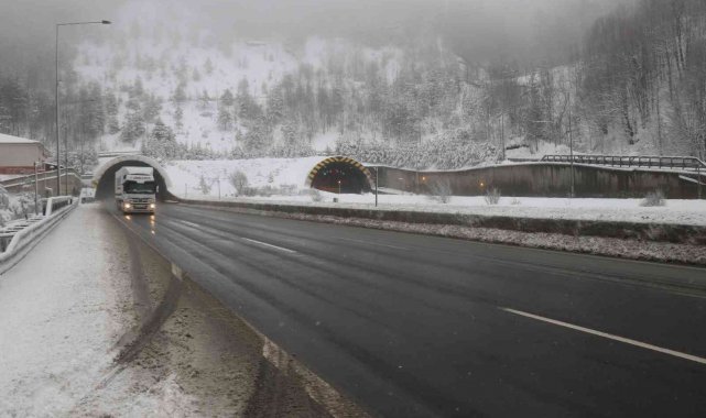 Bolu Dağı'nda kar yağışı devam ediyor