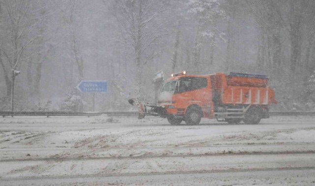 Bolu Dağı'nda şiddetli kar yağışı ve sis etkili oluyor