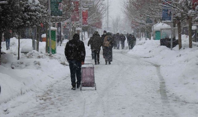 Bolu kent merkezinde kar yağışı etkili oluyor