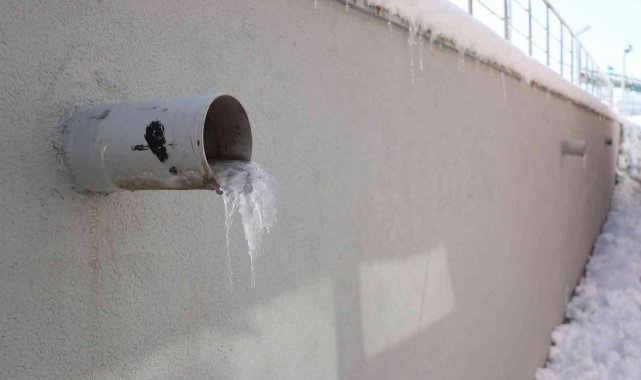 Bolu'da, soğuk havalar yolları buz pistine çevirdi