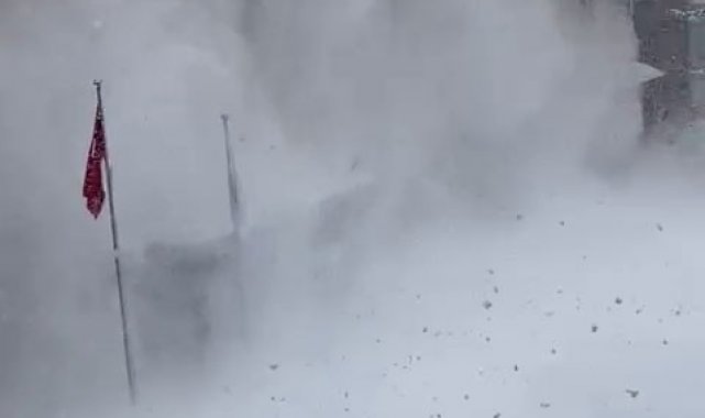 Bolu'da üzerlerine kar kütlesi düşen 2 öğrenci ölümden döndü