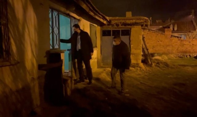 Bolvadin'de gece vatandaşların kapılarına erzak bırakan kişi kaymakam çıktı