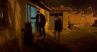 Bolvadin'de gece vatandaşların kapılarına erzak bırakan kişi kaymakam çıktı