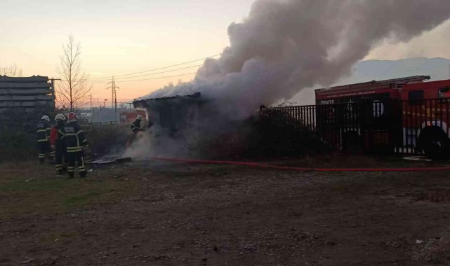 Boş baraka alev alev yandı