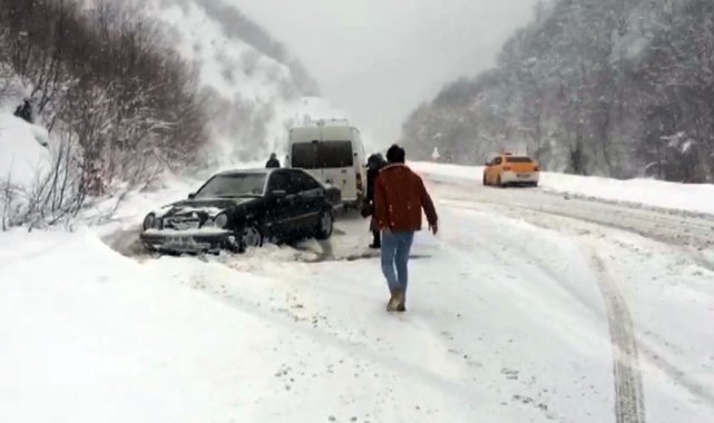 Boyabat'ta kar nedeniyle araçlar yolda kaldı