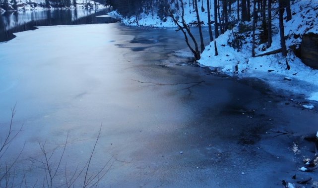 Bozcaarmut Gölet&#039;inin kıyı kesimleri soğuk havadan dondu