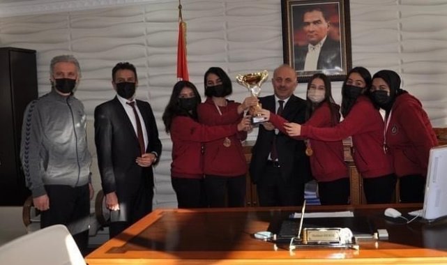 Bozüyük Fen Lisesi'nin Genç Kızlar Dart Takımı İl Şampiyonu oldu