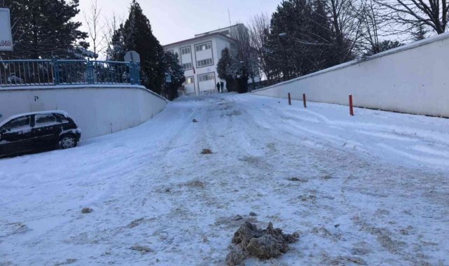 Bu yolda vatandaşlar yürümekte, araçlar ilerlemekte güçlük çekiyor