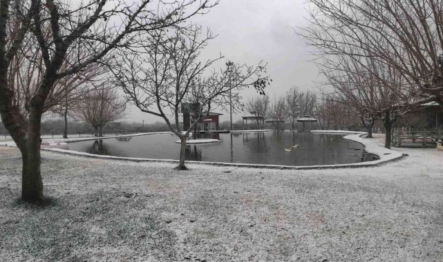 Buharkent'te kar yağışı masalsı görüntüler oluşturdu