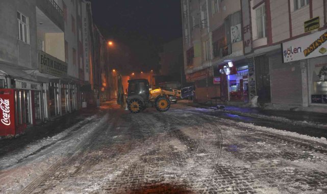 Bulanık'ta karla mücadele çalışması