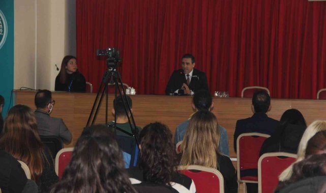 Burhaniye Kaymakamı Memiş, üniversitelilerle buluştu