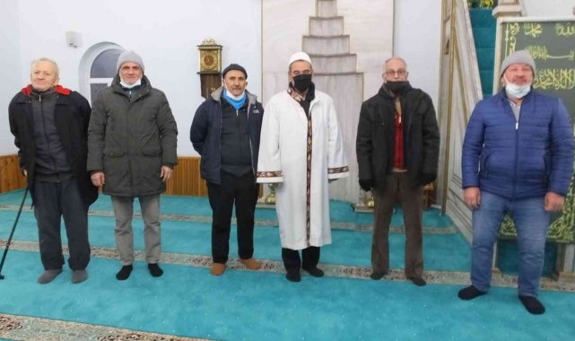 Burhaniye'de dondurucu soğuk cemaate engel olmadı