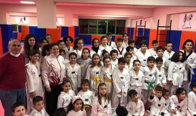 Burhaniye'de tekvandocu gençlere kuşak sınavı