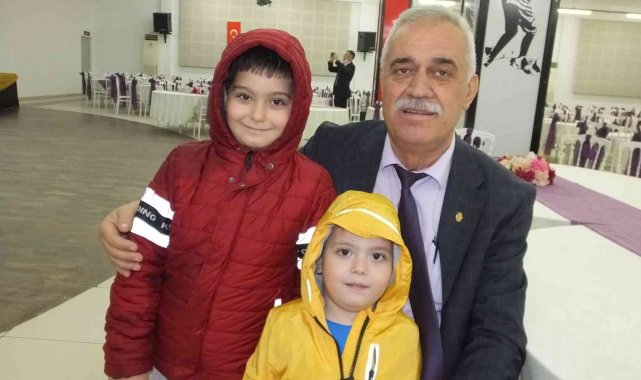 Burhaniyeli başkanı ilk kutlayan torunları oldu