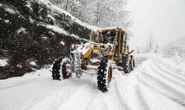 Bursa&#039;da 36 saatte 5 bin 140 kilometre yol kardan temizlendi