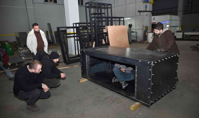 Bursa'da bir mobilyacı ürettiği masaya kurşun yağdırdı