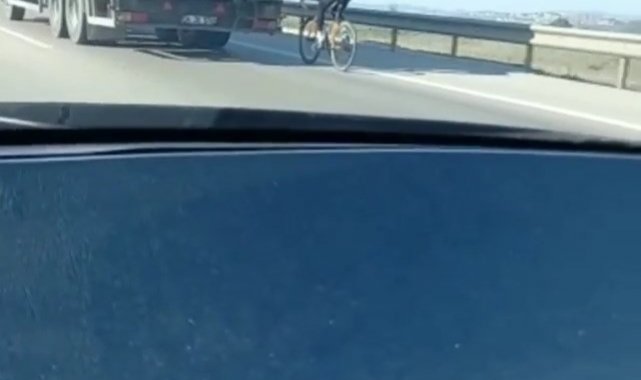 Bursa&#039;da bisikletlinin tehlikeli yolculuğu kameralara yansıdı