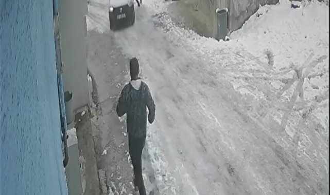 Bursa'da buzlanan yolda kayan araç ev ile yol arasındaki boşluğa düştü