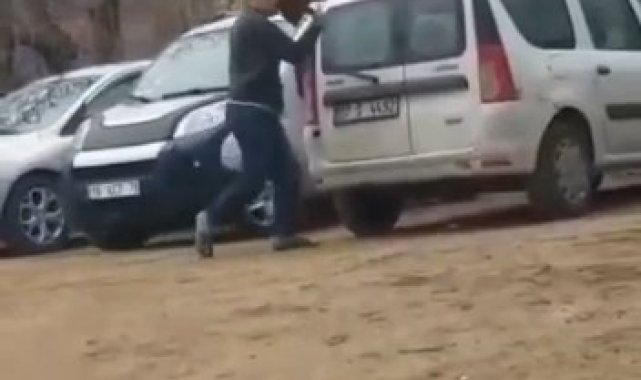 Bursa'da elindeki kürek ile otoparktaki araçların camını kırdı