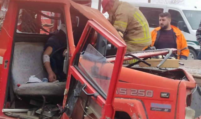 Bursa'da faciadan dönüldü...TIR'a çarpan kamyonette sıkışan sürücü böyle kurtarıldı