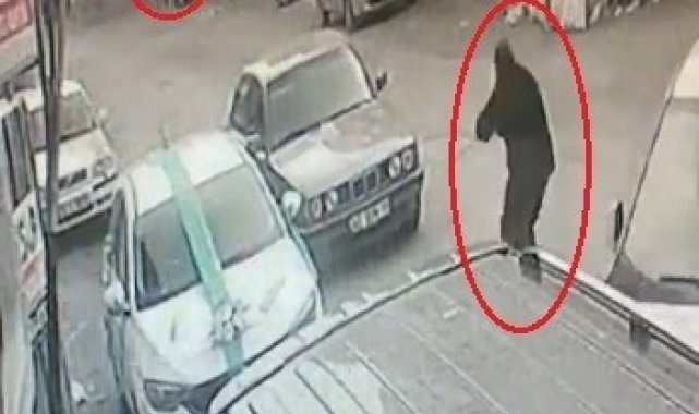 Bursa'da güpegündüz sokak ortasında silahlı çatışma anı kameralarda