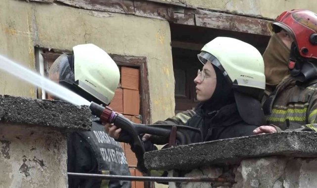 Bursa&#039;da madde bağımlılarının yaktığı iddia edilen metruk binayı stajyer öğrenciler söndürdü