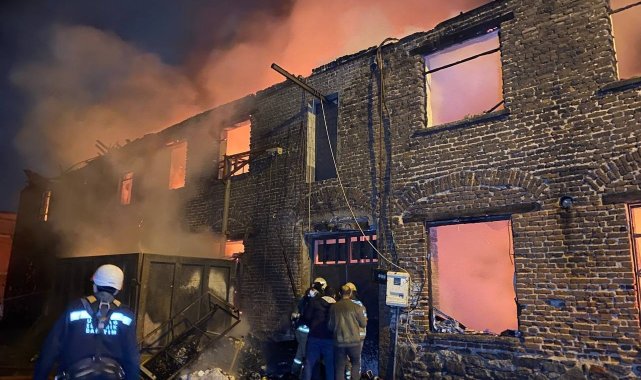 Bursa'da mobilya atölyesi ve geri dönüşüm tesisinde yangın çıktı, 5 katlı ikamet tahliye edildi