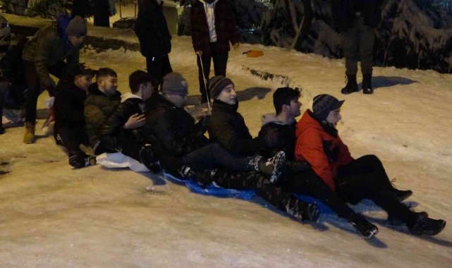 Bursa'da sokaklar kayak pistine döndü...Poşet ve tepsilerle kaydılar