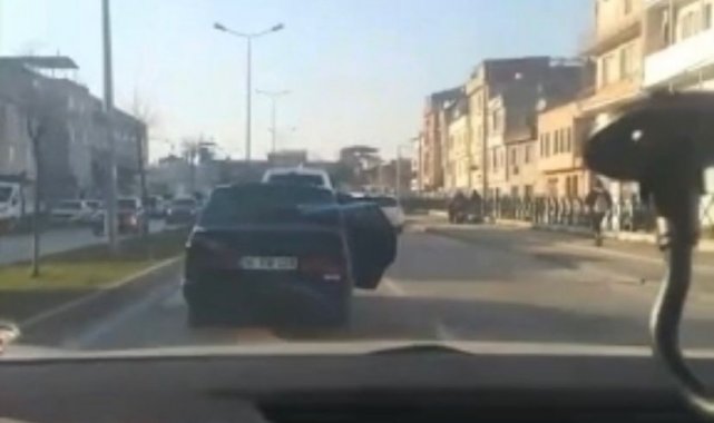 Bursa'da trafikte bantlı şekilde kapısı açık otomobili görenler gözlerine inanamadı