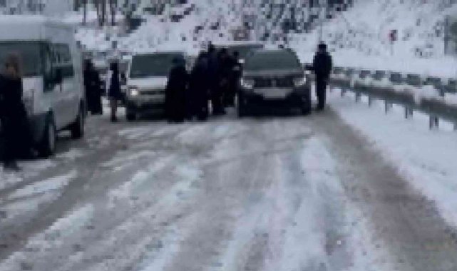 Bursa'da yolda kalan araçlara vatandaşlar yardım etti