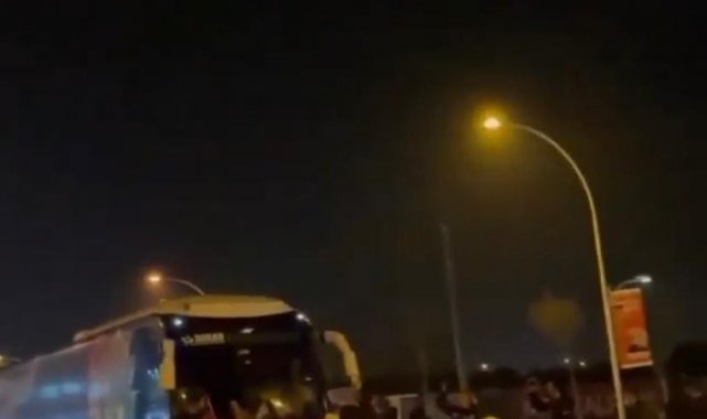 Bursaspor taraftarları takım otobüsünün önünü keserek ''yönetim istifa'' sloganı attı