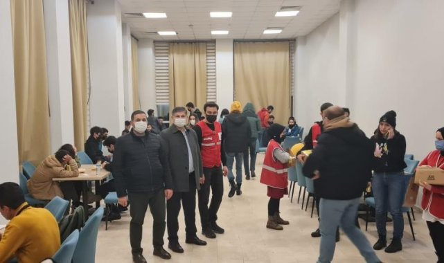 Bütünlemeye hazırlanan öğrencilere kumanya dağıttılar