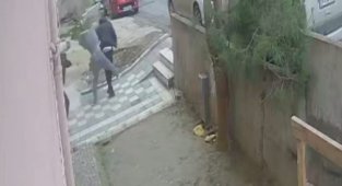 Büyükçekmece elektrik kesen görevlilere "mınçıka" ile dayak kamerada