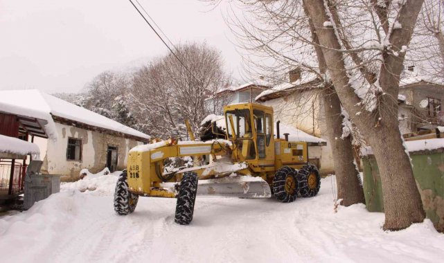 Büyükşehir ekiplerinin karla mücadelesi sürüyor