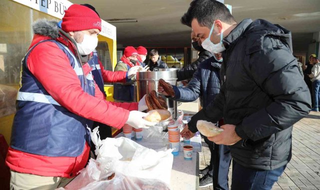 Büyükşehir, otobüs terminalindeki vatandaşlara kumanya dağıttı