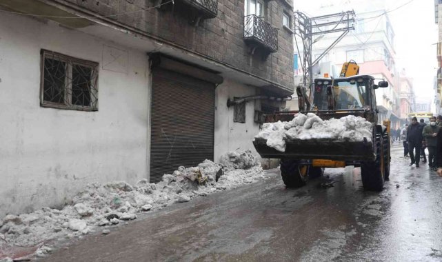 Büyükşehir&#039;den ara sokaklarda kar temizliği