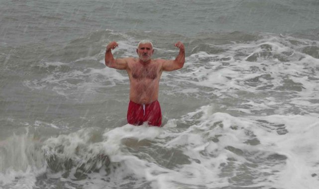 Buz Adam eksi 2 derecede denize girdi, kar banyosu yaptı