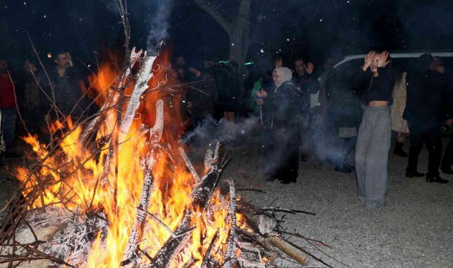Buz gibi havada ateş başında halaylı yeni yıl coşkusu
