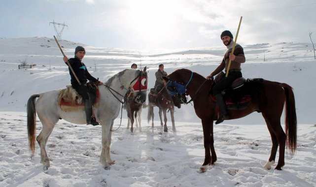 Buz gibi havada kar üstünde cirit antrenmanı nefes kesti