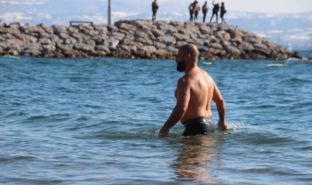 Buz gibi suya girip kumsalda güneşlendi