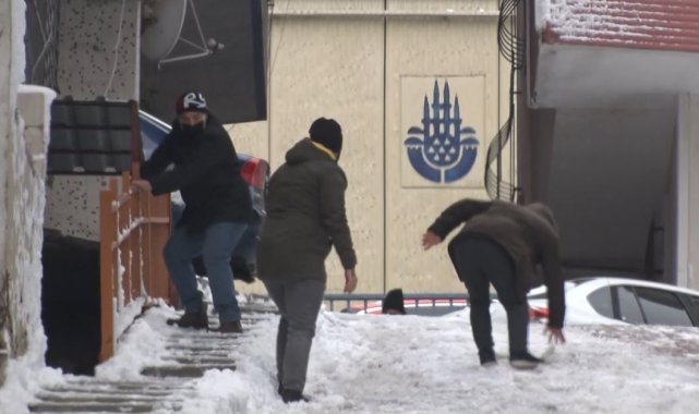 Buz pistine dönen sokakta vatandaşlar güçlükle yürüdü, 2 kişi düşüp yaralandı