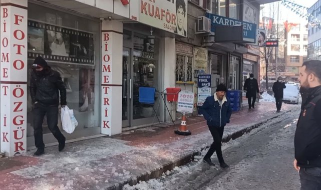 Buz sarkıtları temizleme çalışmaları tehlike saçıyor