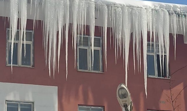 Buz sarkıtlarının boyu 3 metreye ulaştı