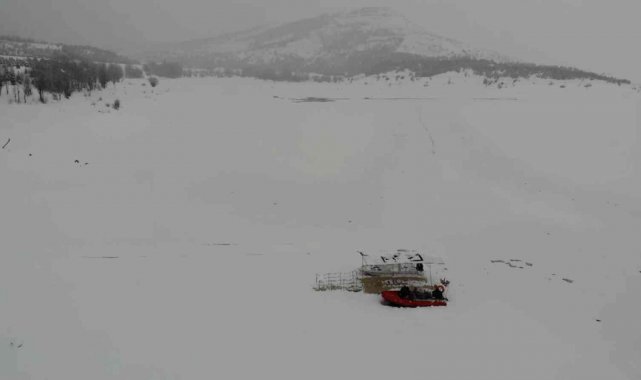 Buz tutan Altınapa Baraj Gölü karla kaplandı