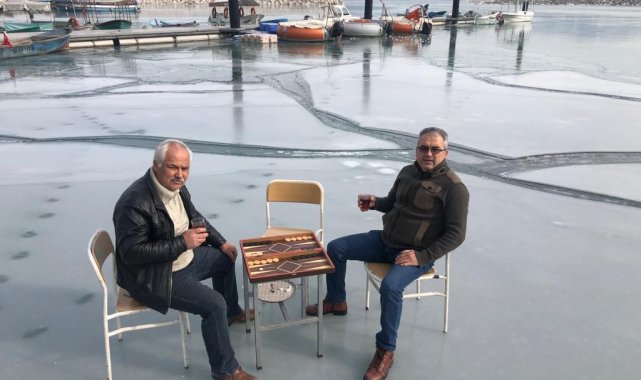 Buz tutan Eğirdir Gölü üzerinde tavla keyfi yaptılar